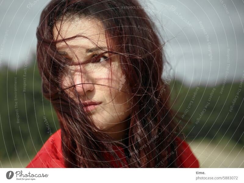 Frau  im Wind Portrait weiblich feminin langhaarig blick Gesicht dunkelhaarig nachdenklich Horizont Sommer Blick zur Seite Haare verweht skeptisch