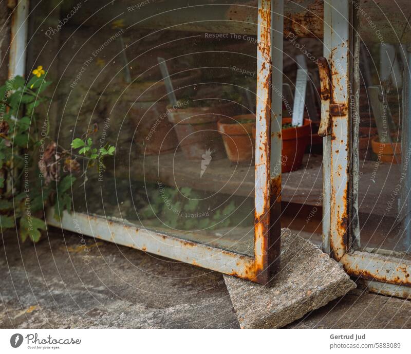 Rostiges Fenster mit Blumentöpfen Alt Natur Patina alt Metall Außenaufnahme Farbfoto Menschenleer Vergänglichkeit Strukturen & Formen Verfall Zahn der Zeit