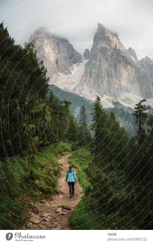 Morgenspaziergang Richtung Gipfelspitzen Berge gipfel wandern Wanderer Wanderin dolomiten südtirol italien frei freiheit morgen morgendämmerung allein eisam