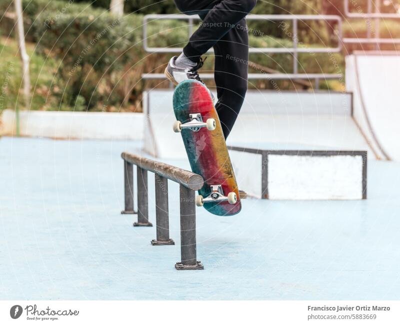 Skateboarder, der einen Trick auf einem Rail in einem Skatepark ausführt. Junge Skateboarderin Schiene Skateboarding im Freien Aktion Sport Erholung