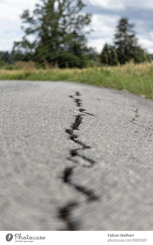 Risse in Asphalt Schlagloch Straßenschäden Landstraße Rissfüller Deutschland