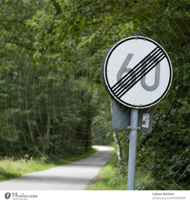 Verkehrszeichen hebt Höchstgeschwindigkeit von 60 km/h auf Tempolimit Geschwindigkeitsbegrenzung Landstraße Geschwindigkeitsbeschränkung Schild aufgehoben