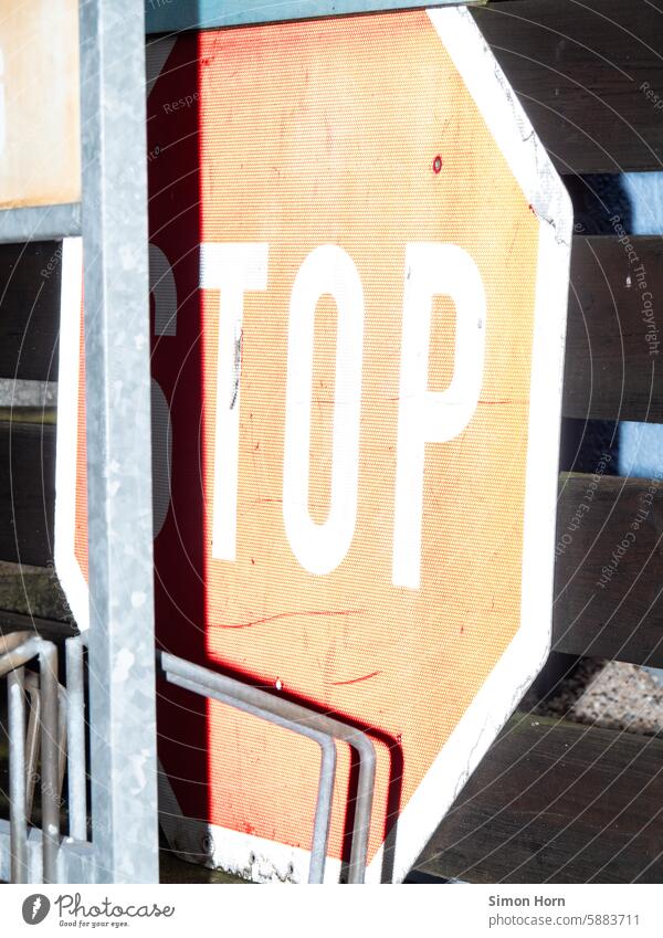 ausrangiertes Stopschild Stoppschild außer Dienst außer Betrieb Schilder & Markierungen Hinweisschild versteckt dahinter verborgen Veränderung