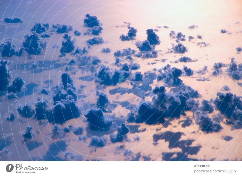 Schöner Blick aus dem Fenster eines Flugzeugs, das über Wolken und Meer fliegt Himmel Cloud Wasser Oberfläche Sonne Rochen Wolkenlandschaft blau Panorama