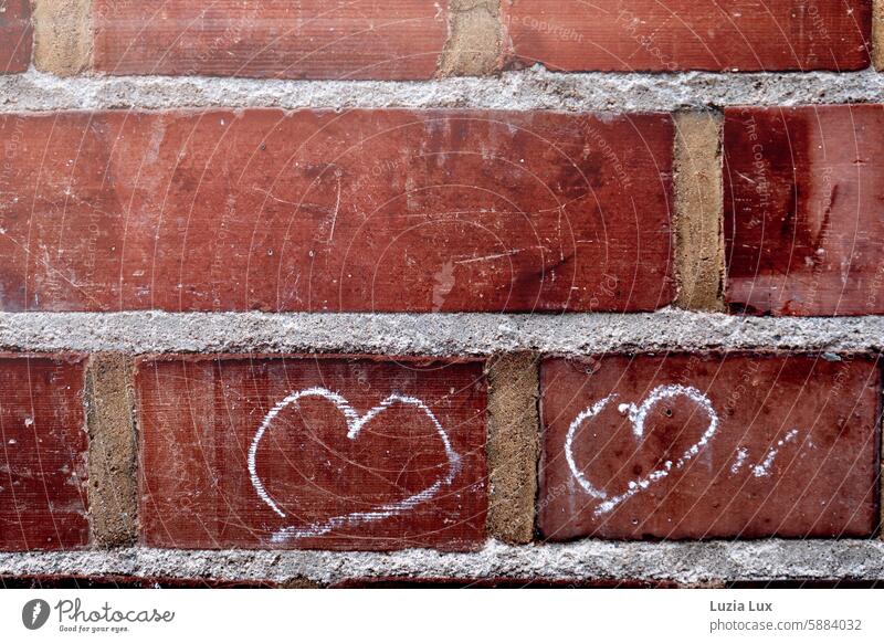 Zwei Herzen auf rotem Backstein, Großstadtliebe zwei Liebe Verliebtheit Glück Gefühle Romantik Liebesbekundung Liebeserklärung Liebesgruß Zeichen Symbol Stein