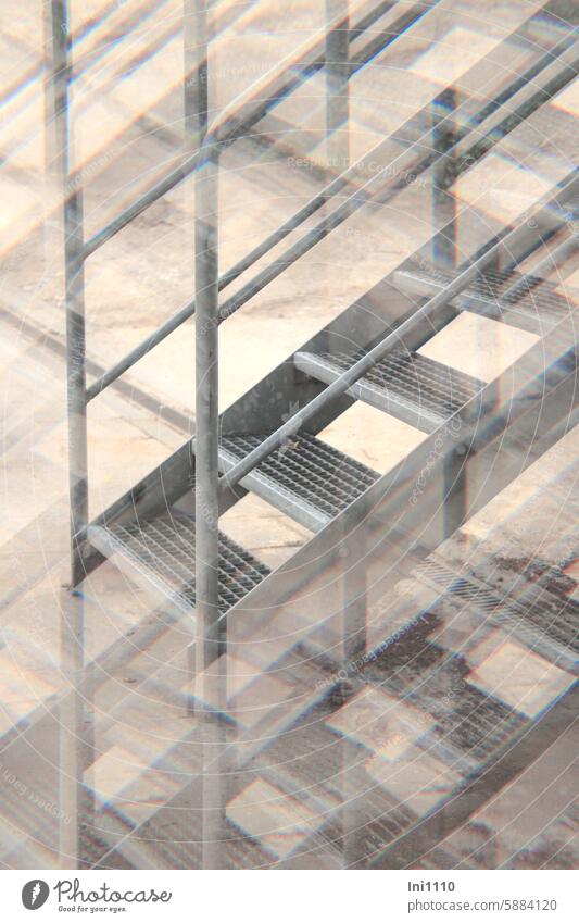 Metalltreppe mit Kaleidoskopeffekt Sichtweise Prisma Prismenlinsenfilter Treppe grau Treppengeländer Treppenstufen Spiegelungen vervielfacht Kaleidoskopisch