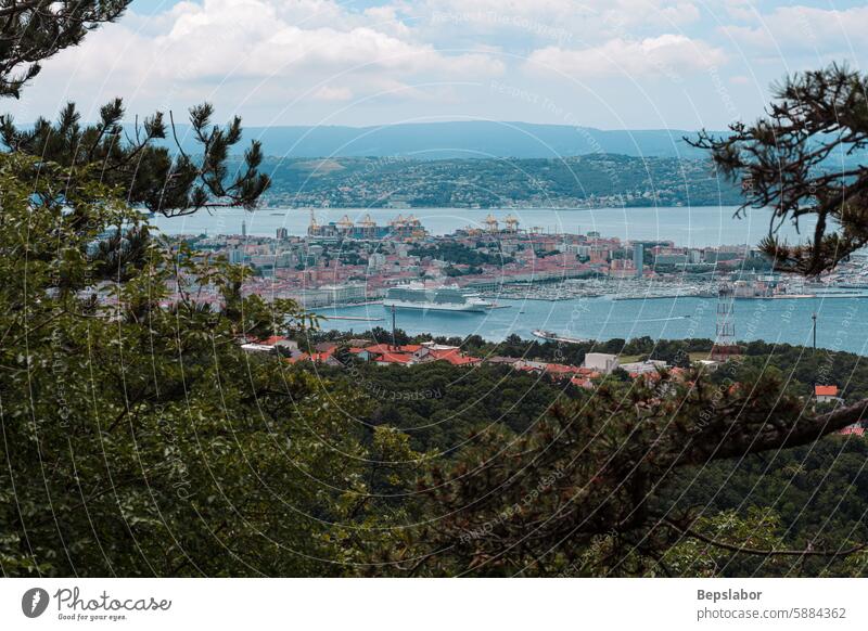 Luftaufnahme des Stadthafens und der Küstenlinie, Hafen für Schiffe horizontal keine Menschen Fotografie vertäut Gefäße Italien berühmter Ort Reiseziele
