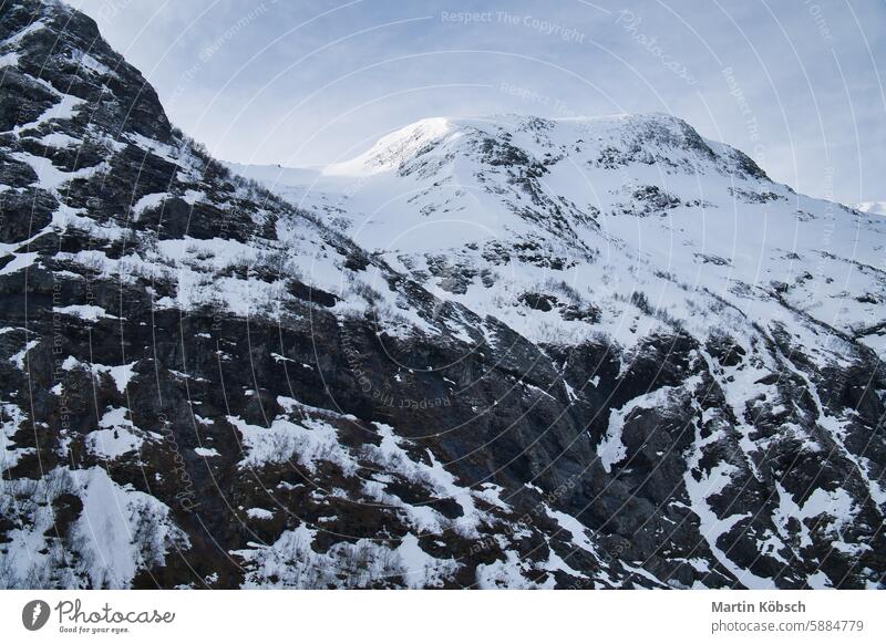 Norwegische Landschaft. Die Straße führt durch eine Bergschlucht, die abwärts führt, Gletscher schwarz auf weiß Natur Panorama Tourismus reisen Norwegen