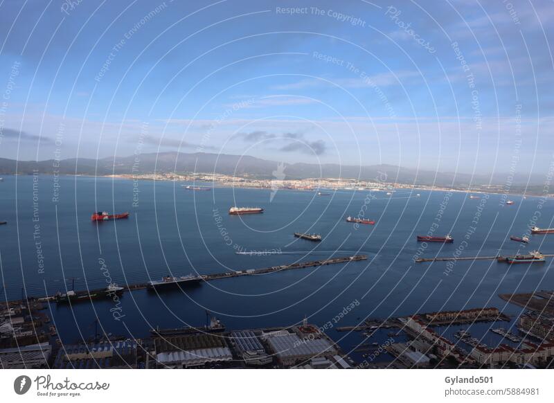 Blick über den Hafen von Gibraltar Richtung spanisches Festland Straße von Gibraltar Frachter Schiffe Schifffahrt Aussicht Panorama Meer Wasser