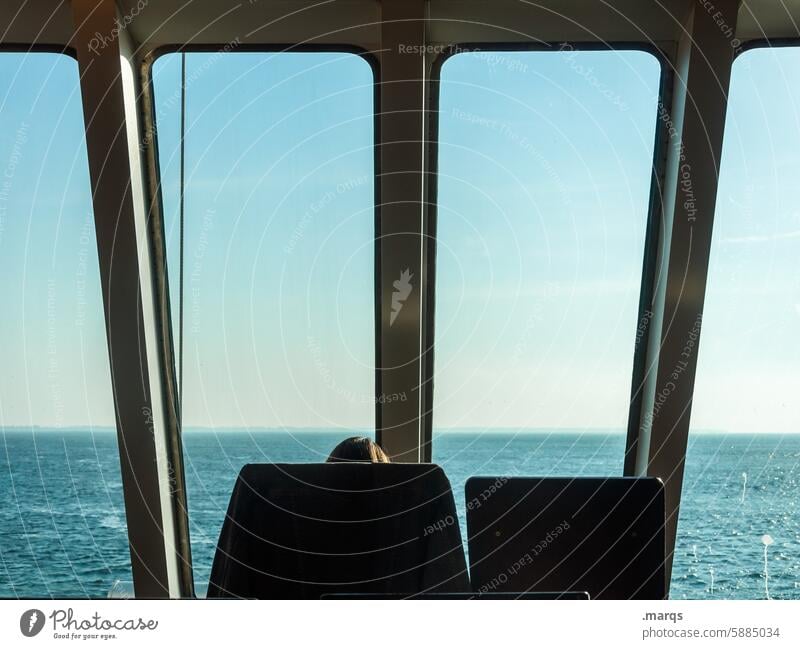 Die weiteren Aussichten Fenster Fähre Meer Sehnsucht Ferien & Urlaub & Reisen Schifffahrt Ferne sitzen Horizont Himmel Schönes Wetter Zukunft