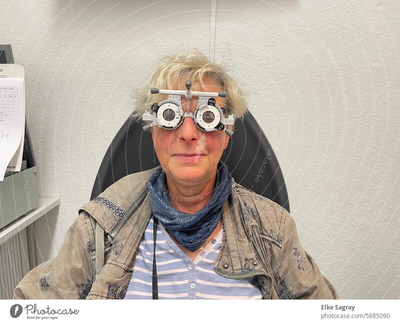 Durchblick - Augenvermessung beim Optiker Brille Blick Sehvermögen Linse Brillenträger Frau Glas Augenheilkunde Brillengestell sehen Nahaufnahme Detailaufnahme