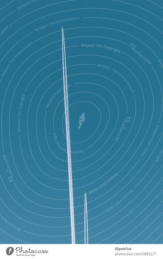 ganz schön abgefahren | Doppelstart Kondensstreifen Flugzeug Wolken Himmel Luftverkehr Außenaufnahme Ferien & Urlaub & Reisen fliegen Freiheit Schönes Wetter