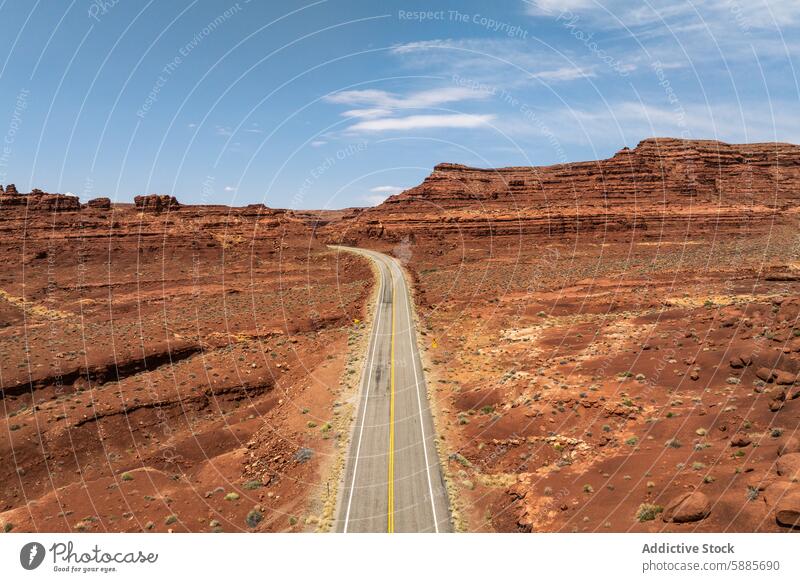 Landschaftlich reizvolle Fahrt durch das Tal der Götter, Utah Gott USA Straße reisen Himmel blau robust sandig Felsen Formation gestreift übersichtlich