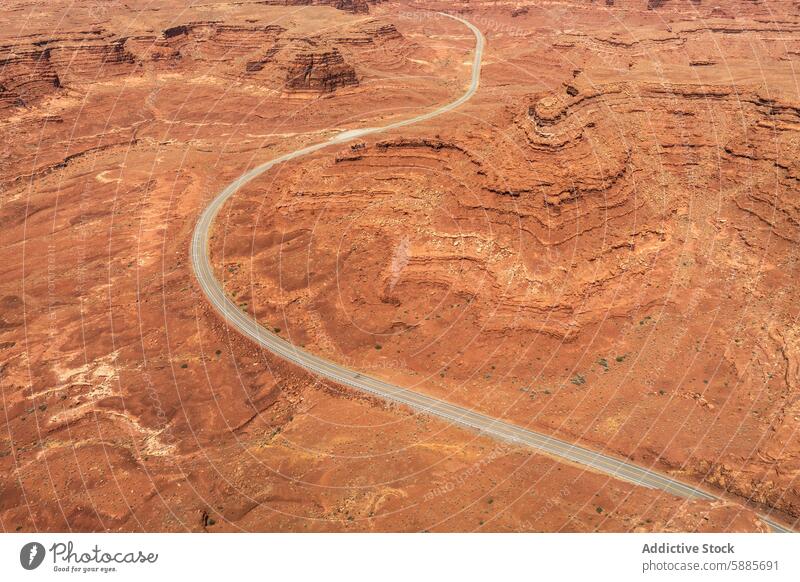 Luftaufnahme einer kurvenreichen Straße durch das Valley of the Gods, Utah Antenne Ansicht geschlängelt Landschaft rot robust natürlich Schönheit riesig Erde