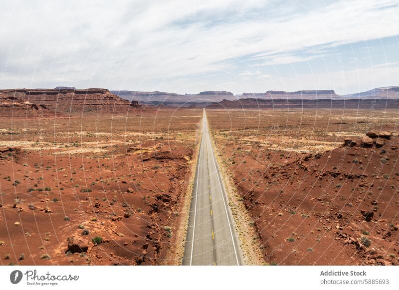 Verschwindende Straße durch das Valley of the Gods, Utah Tal USA Landschaft wüst Himmel Cloud Horizont Natur reisen malerisch im Freien unfruchtbar staubig