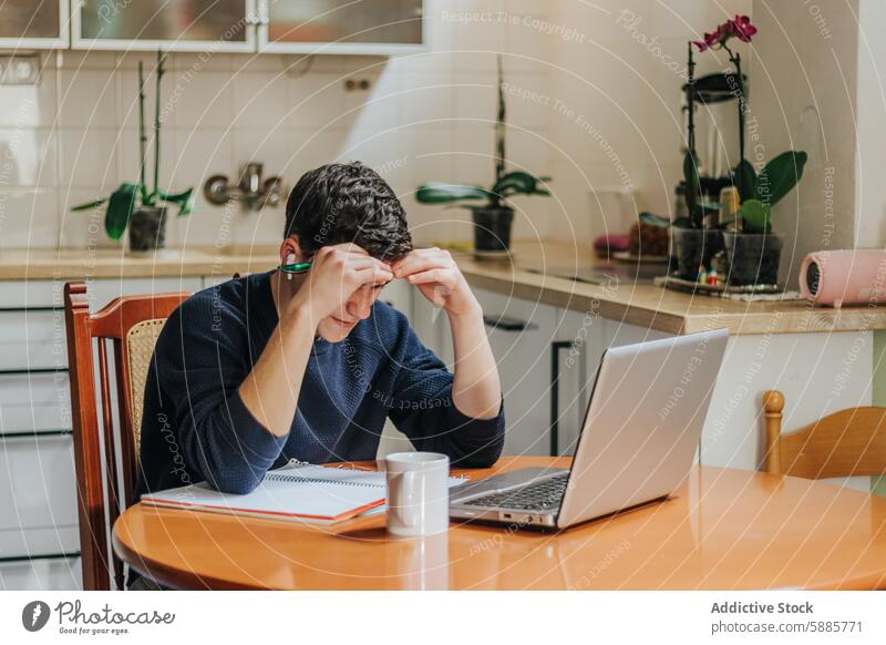 Junger Mann fühlt sich gestresst, wenn er von zu Hause aus arbeitet Stress Laptop Küche heimwärts jung Erwachsener Tisch Arbeit Stuhl Frustration