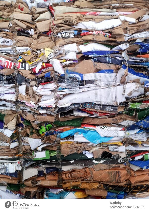 Bunte gepresste Kartons und Verpackungen zum Recyceln in einem Müllcontainer auf dem Parkplatz eines Supermarkt in Oerlinghausen bei Bielefeld am Hermannsweg im Teutoburger Wald in Ostwestfalen-Lippe