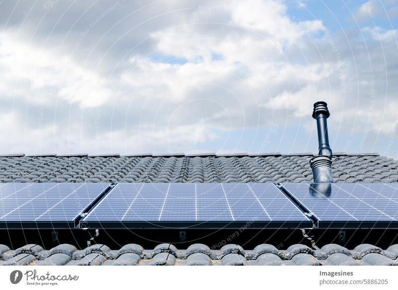 Solar Balkonkraftwerk auf dem Dach Nahaufnahme Solarpanels sonnig Himmel Stromerzeugung Energieeffizienz sparen Architektur Gebäude -industrie Wahl Wolken 3