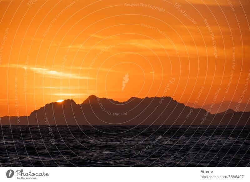 kein Abschied für immer Abend Sonnenuntergang feurig orange Himmel Glücksgefühl glänzend Horizont rot Abendrot Kontrast Ferne ästhetisch maritim Meer Ewigkeit