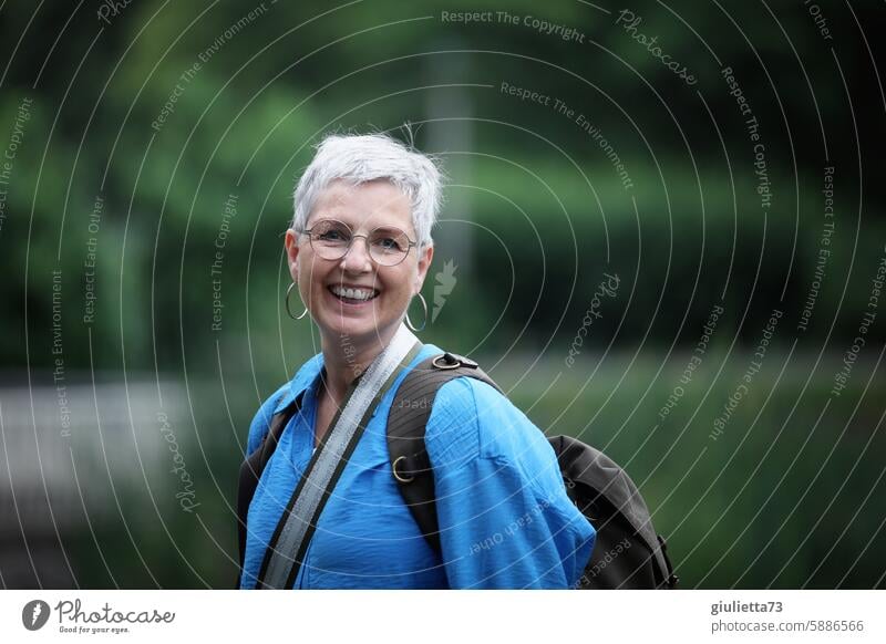 UT Leipzig - heiter bis wolkig | Glücklich und zufrieden |Schöne, aktive, ältere Frau beim Wandern in der Natur Porträt Außenaufnahme authentisch Ohrringe
