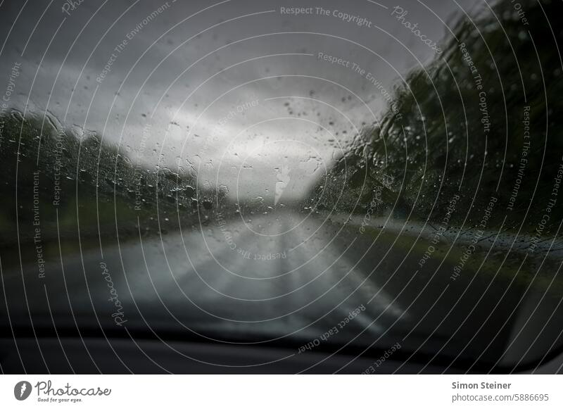 Windschutzscheibe im Regen Autofahren Autobahn Febsterscheiben Fenster reisen