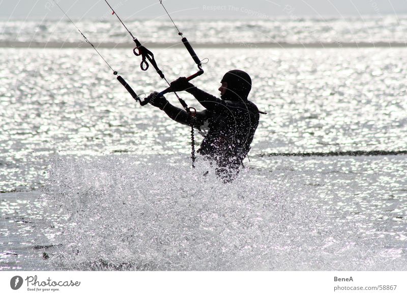 Kite-Boarden Kiting Meer Wassersport Küste Ferien & Urlaub & Reisen Freizeit & Hobby nass Seil Windsurfing Erholung spritzen Licht Silhouette Funsport board