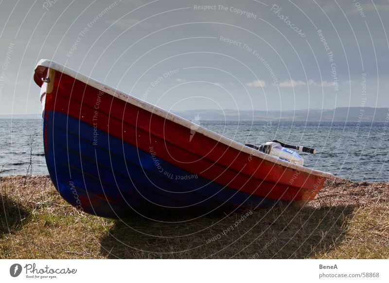 Das Boot Wasserfahrzeug Fischerboot Meer See Küste Jolle Angeln rot Strand Oberkörper Schiffsrumpf Fischereiwirtschaft Holz Arbeit & Erwerbstätigkeit