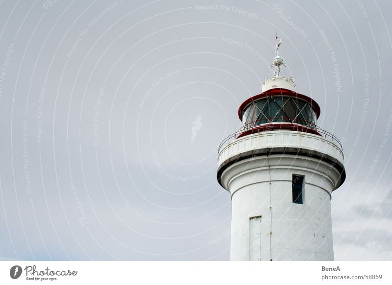 Leuchtturm Licht See Meer Sicherheit Navigation Wasserfahrzeug Verkehr Verkehrssicherheit Hochsee Küste ruhig Einsamkeit grau weiß rot gefährlich Europa