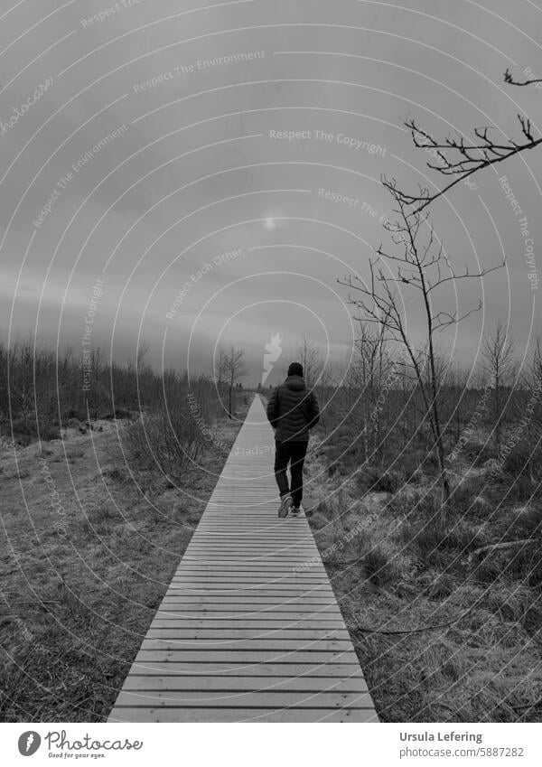 Mann läuft Steg entlang Mensch Person Schwarzweißfoto schwarzweiß Schwarz-Weiß-Fotografie schwarz-weiß Melancholie düster Einsamkeit einsam Stille Winter