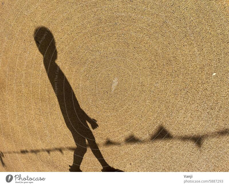 Schatten Kind mit Wimpelkette Schattenspiel Licht Kontrast Silhouette draußen Außenaufnahme wimpel Dekoration & Verzierung Girlande hängen Fähnchen geschmückt
