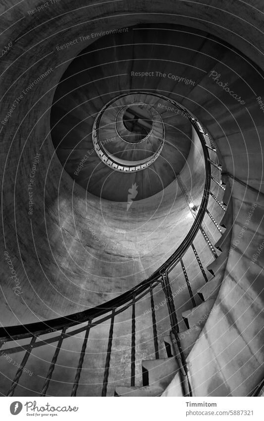 Blick nach oben im Leuchtturm Treppe Treppenstufen Treppengeländer aufwärts Geländer aufsteigen Strukturen & Formen Menschenleer Beleuchtung Licht und Schatten