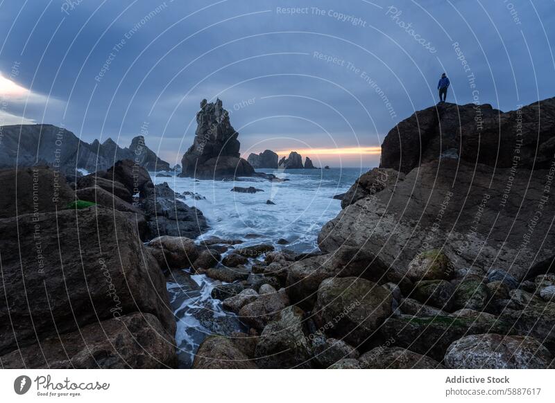 Mann auf Felsen an der Costa Quebrada, Kantabrien bei Sonnenuntergang costa quebrada Spanien Entdecker Meeresufer Steine Felsblöcke Uferlinie MEER Wasser Küste