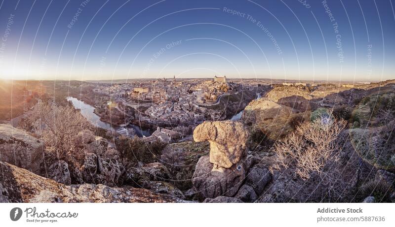 Panoramablick auf Toledo, Spanien bei Sonnenuntergang kastilla la mancha Stadtbild historisch Alcazar Tagus-Fluss Landschaft reisen Tourismus Wahrzeichen