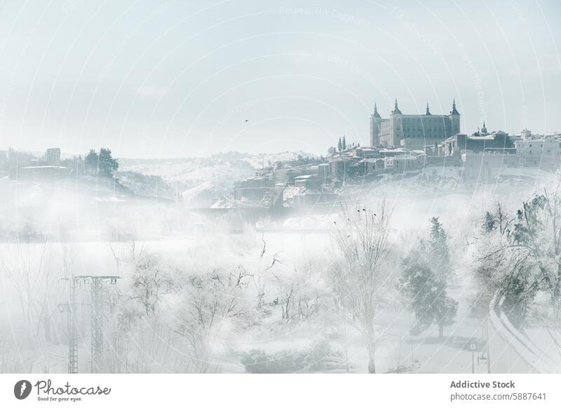 Neblige Winteransicht von Toledo, Spanien unter einer Schneedecke Landschaft Nebel Alcazar historisch Frost Gelassenheit kastilla la mancha verschneite