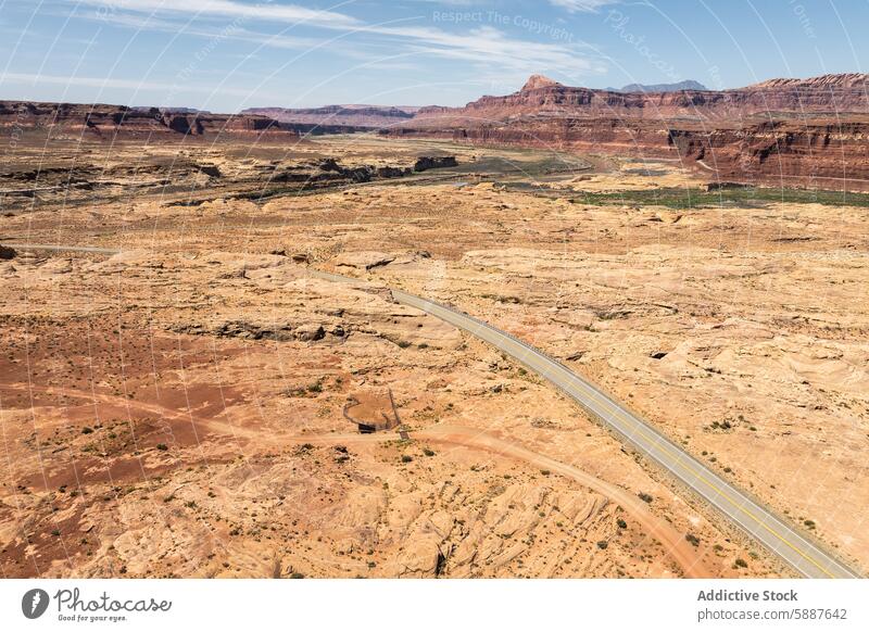 Luftaufnahme des White Canyon und der Straße in der Wüstenlandschaft von Utah Landschaft wüst Antenne Schlucht Sandstein Glen Canyon Erholung Gegend USA Ansicht