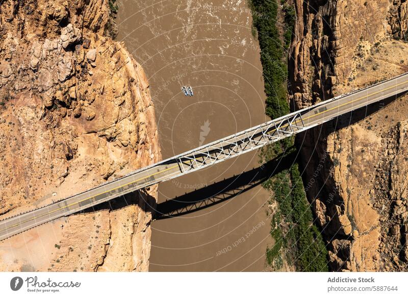 Luftaufnahme einer Brücke und eines Floßes auf dem Fluss im White Canyon, USA weiße Schlucht Landschaft Natur im Freien Wasser Stahlbrücke reisen von oben