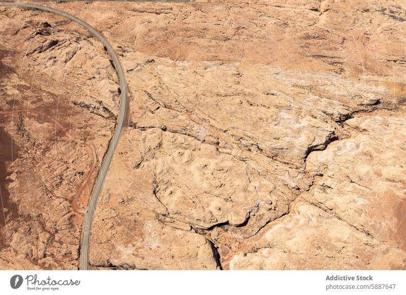 Luftaufnahme der kurvenreichen Straße durch den White Canyon, USA Serpentinen weiße Schlucht Glen Canyon nationales Erholungsgebiet Landschaft geologisch