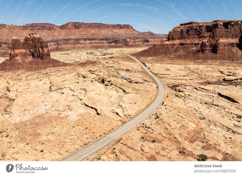 Eine kurvenreiche Straße durch die zerklüftete Landschaft des White Canyon Schlucht wüst trocken malerisch Laufwerk von oben roter Fels Formation Himmel blau