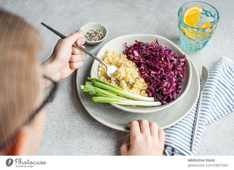 Gesundes Mittagessen mit Rotkohlsalat und gekochtem Bulgur Lebensmittel Gesundheit Salatbeilage bulgur Möhre Frühlingszwiebel Schalen & Schüsseln farbenfroh