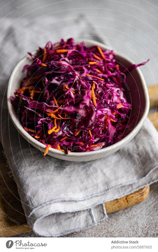 Rotkohl-Möhrensalat mit gekochtem Bulgur zum Mittagessen Schalen & Schüsseln Salatbeilage bulgur Gesundheit roh diätetisch pulsierend fluffig weiß grau Leinen