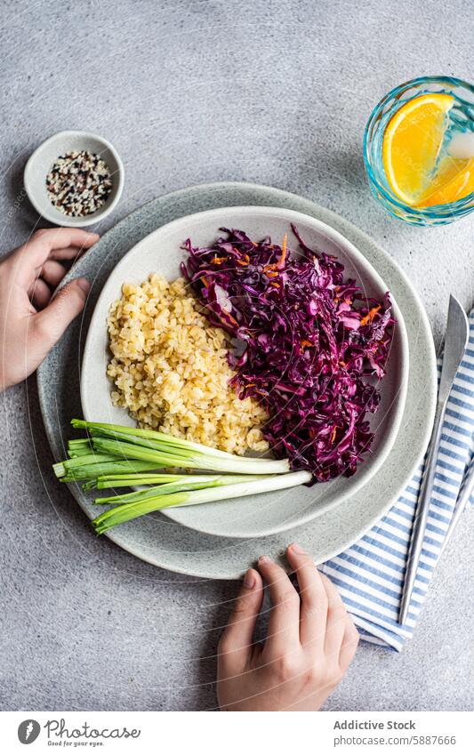 Gesundes Diät-Mittagesset mit Rohkostsalat und gekochtem Bulgur Lebensmittel Gesundheit Mittagessen roh Salatbeilage rot Kohlgewächse Möhre bulgur Teller