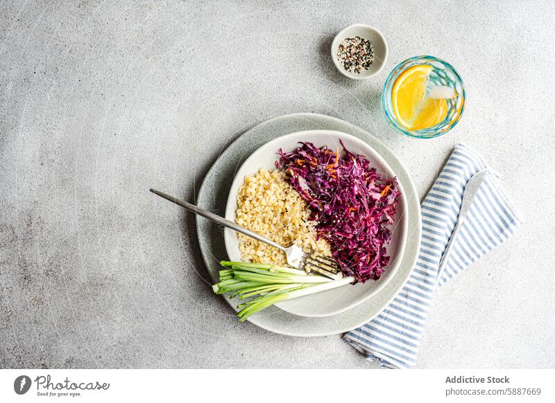 Gesundes Mittagessen mit Rotkohlsalat und Bulgur Teller Salatbeilage bulgur Möhre Kohlgewächse rot roh Gesundheit Mahlzeit frisch Gemüse Diät Ernährung modern