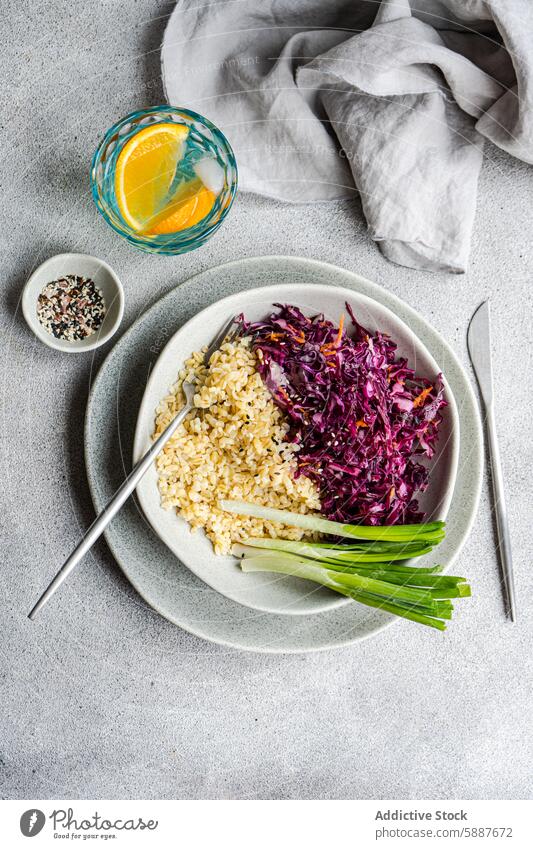 Gesundes Lunchpaket mit Krautsalat und Bulgur auf dem Teller Mittagessen Gesundheit Salatbeilage Kohlgewächse Möhre bulgur diätetisch roh Rotkohl gekocht