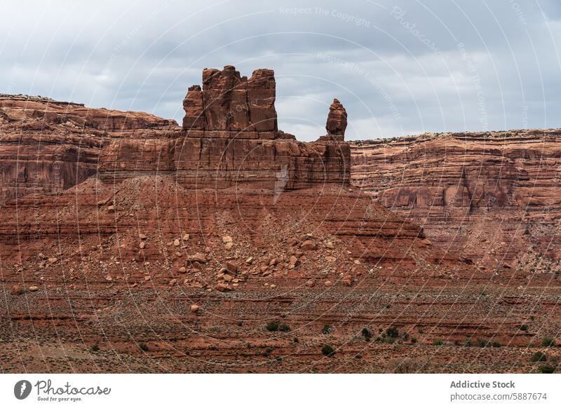 Hoch aufragende Felsformationen im Valley of the Gods, Utah Felsen Formation malerisch Landschaft Geologie Natur reisen Tourismus wüst Sandstein bedeckt Himmel