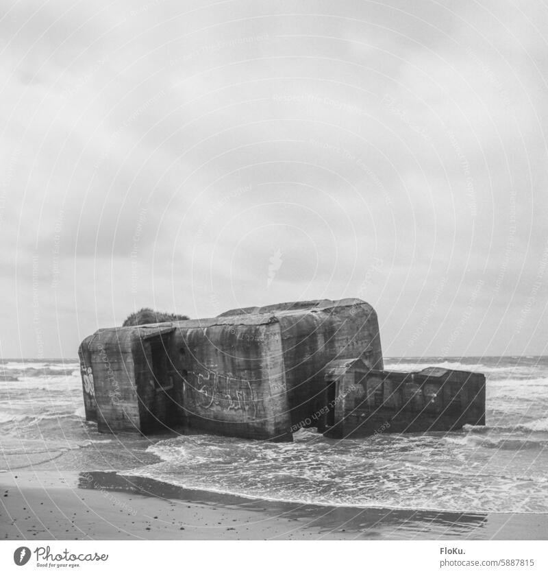 Bunker versinkt im Meer an der Nordseeküste in Dänemark Strand Analogfoto analoge fotografie Küste Landschaft Urlaub nordisch Ferien & Urlaub & Reisen