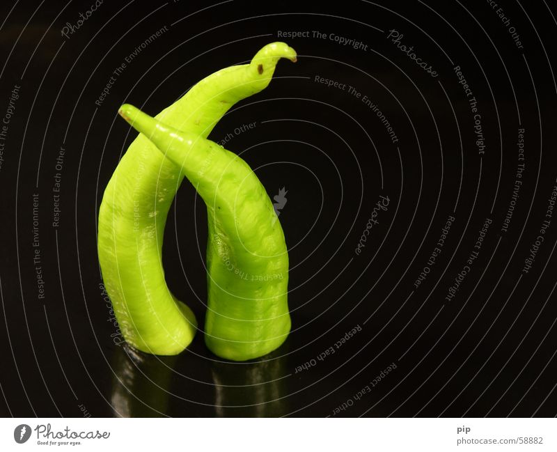 OSX Greenhorn gegen Paprika Gesundheit Vitamin grün giftgrün krumm 2 Zusammensein nah schwarz Richtung Ernährung Gemüse Dekoration & Verzierung copyspace