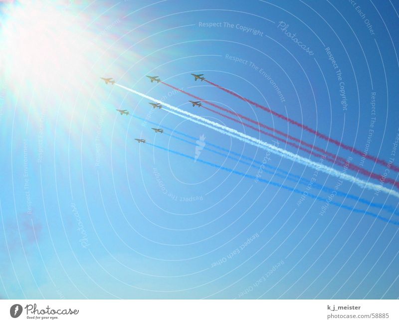 MAKS Airshow Flugzeug Flugmanöver airshow Düsenflugzeug Sonne Himmel
