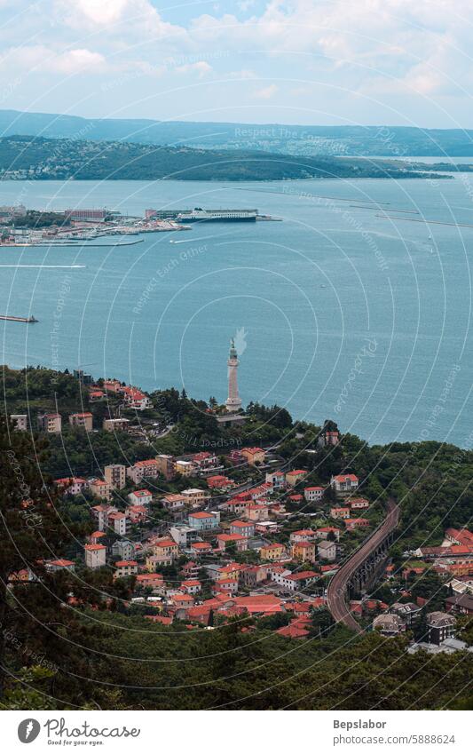 Panoramablick auf den Leuchtturm und das Stadtbild von Triest, Italien Küstenlinie alt Architektur Großstadt MEER Erbe horizontal Italienisch reisen touristisch