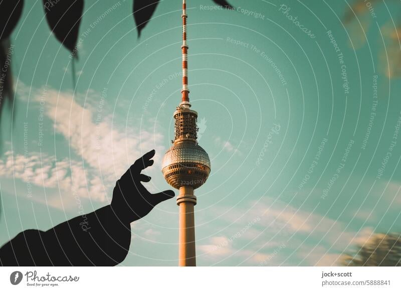 greife zu mit Daumen und Zeigefinger Berliner Fernsehturm Hand Silhouette greifen Haptik DDR Hintergrund neutral Sehenswürdigkeit Reiseziel Kugel Bauwerk