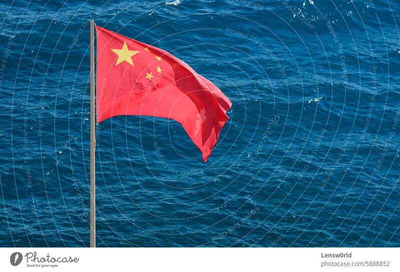 Chinesische Nationalflagge an der Küste in der Nähe des Meeres Asien Transparente blau China nationalflagge von china chinesische Flagge Konflikt Land Fahne